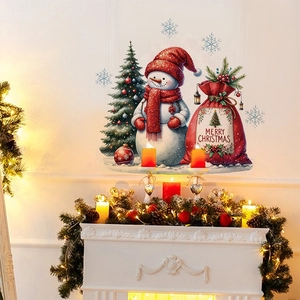 Detalle de pegatinas navideñas para ventanas con muñeco de nieve y árbol junto al fuego
