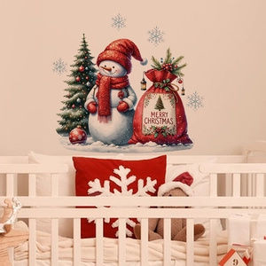 Detalle de adhesivos navideños con muñeco de nieve y árbol en habitación infantil