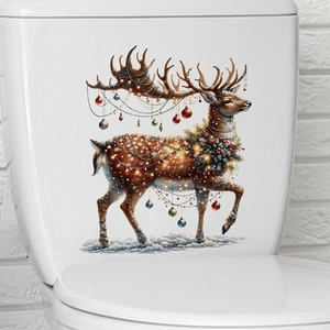 Vue détaillée d'un sticker renne de Noël peint à la main sur un réservoir de WC blanc