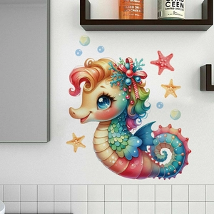 Détail de stickers muraux hippocampe et étoiles de mer colorés dans une salle de bain