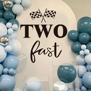 Set palloncini 2° compleanno corsa con fondale Two Fast e palloncini blu e argento