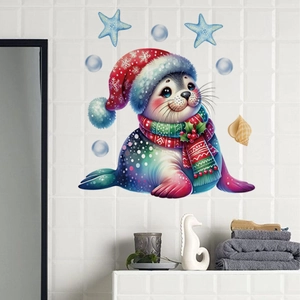 Détail d'un autocollant de phoque de Noël sur carrelage avec accessoires festifs