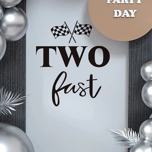 Dettaglio di un adesivo murale compleanno 'TWO Fast' tema corse con bandiere a scacchi