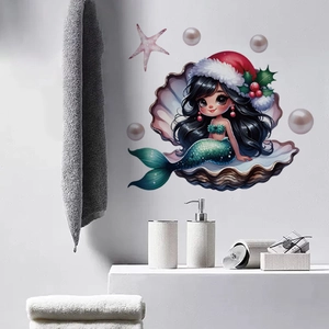 Détail du sticker mural sirène de Noël avec bonnet rouge et coquillages dans la salle de bain