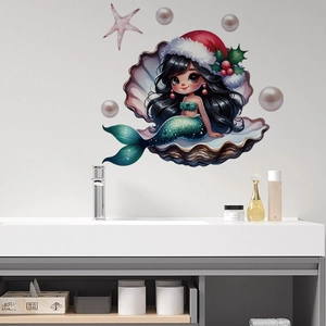 Détail de l'autocollant sirène de Noël sur mur de salle de bain avec coquillages