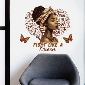 Détail du sticker mural femme africaine avec texte en cœur et papillons colorés