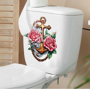Detailansicht eines Vintage-Anker-Wandstickers mit Blumen auf einem weißen Keramik-WC-Tank