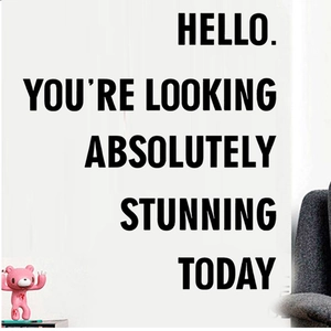 Makroaufnahme des Wandtattoo-Satzes Hello You're Looking Absolutely Stunning Today in Schwarz