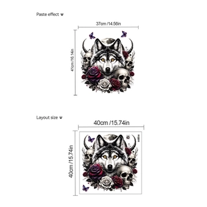 Dettaglio del layout dell'adesivo murale gotico con testa di lupo, teschio e rose
