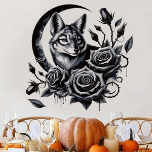 Adesivo murale artistico con lupo, rose nere e luna su una parete bianca interna