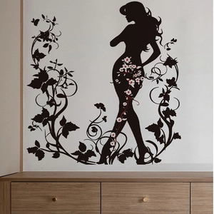Détail d'un sticker mural élégant avec silhouette féminine noire et motifs floraux