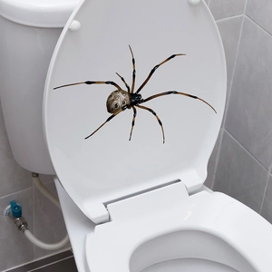 Realistischer 3D-Spinnen-Aufkleber auf weißem Toilettendeckel für Halloween-Dekor
