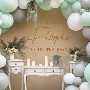 Morandi Kürbis Babyparty Hintergrund mit Luftballons und Vintage-Tischdeko für Partys