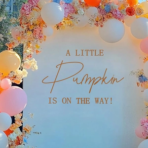A Little Pumpkin Is On The Way Hintergrund mit rosa und orangefarbenem Luftballonbogen