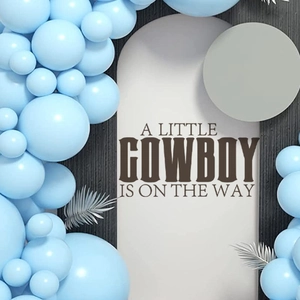 Sticker A Little Cowboy is on the Way pour arche de ballons et décor de fête prénatale