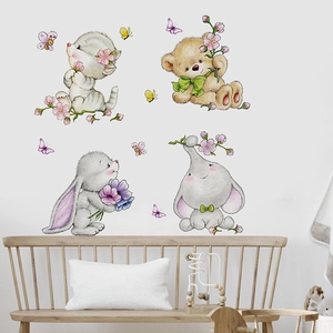 Stickers muraux enfant avec lapin, ours et chaton à l'aquarelle sur un mur blanc