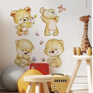 Détail de stickers muraux oursons à l'aquarelle dans une chambre d'enfant douce