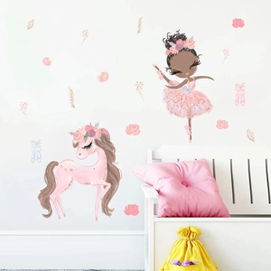 Détail de stickers muraux danseuse et licorne rose dans un décor de chambre d'enfant