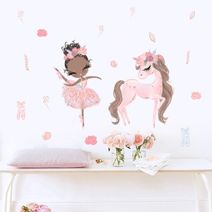 Détail montrant une ballerine africaine, une licorne rose et des stickers muraux fleuris