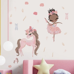Détail de stickers muraux fille cygne rose et licorne dans une chambre d'enfant