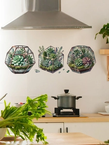 Dettaglio di adesivi murali geometrici con piante grasse su una parete bianca di cucina