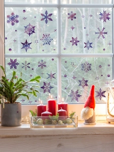 Détail de stickers de fenêtre flocon de neige violet dégradé avec décor de Noël