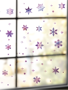 Détail de stickers flocons violets dégradés sur vitre avec lumières floues