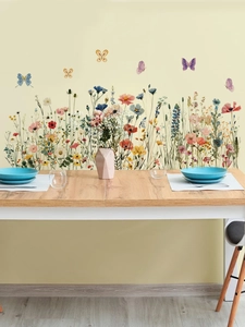 Détail de stickers muraux fleurs sauvages aquarelle et papillons colorés sur le mur