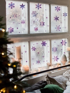 Détails d'autocollants flocon de neige violets dégradés sur décor de verre givré