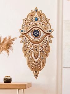 Détail de décoration murale mandala evil eye bohème dans un salon moderne