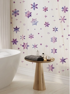 Détail de stickers muraux flocons de neige colorés sur un mur avec décor de bain