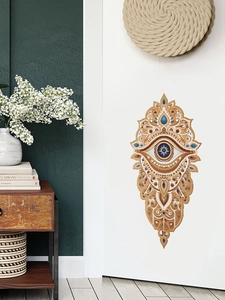 Détail du sticker mural mandala avec œil bleu sur une porte intérieure minimaliste