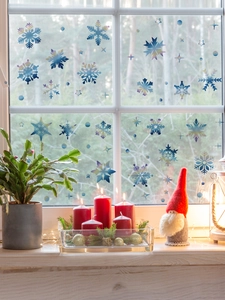 Détail des stickers de fenêtre flocon de neige holographiques aux reflets irisés