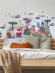 Détail de stickers muraux zoo avec château et dragon dans une chambre d'enfant douillette