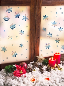 Détail macro d'autocollants flocon de neige laser avec décorations de fête et bougies