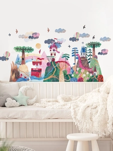 Gros plan de stickers muraux aquarelle château et montagne dans une chambre d'enfant