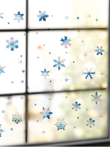 Vue macro d'autocollants de flocons de neige irisés avec finition laser sur verre
