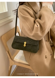 Sac à bandoulière sophistiqué en similicuir vert avec un fermoir en métal doré cylindrique