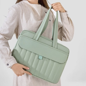 Borsa tote imbottita verde menta per laptop con cuciture verticali e tracolla protettiva
