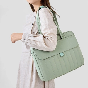 Dettaglio della borsa porta pc verde menta con cuciture a righe e tasca anteriore