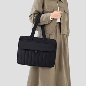 Borsa tote nera trapuntata per laptop con cuciture verticali per il pendolarismo femminile