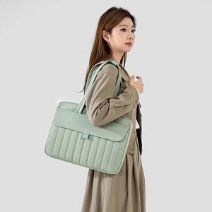 Dettaglio della borsa tote trapuntata verde menta con texture morbida e tracolla lunga