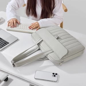 Dettaglio della borsa porta pc trapuntata grigio chiaro con cerniera e cuciture rinforzate