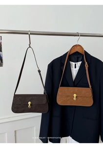 Comparaison détaillée des sacs baguette en cuir PU marron et caramel avec boucles dorées