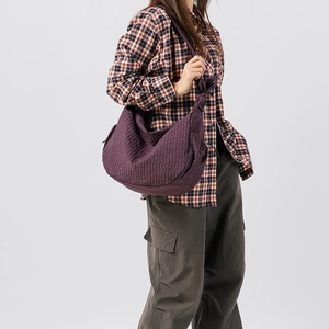 Grande borsa hobo in nylon a quadretti viola stile giapponese con tracolla annodata