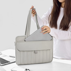 Primo piano di una borsa tote imbottita grigio chiaro per laptop con interno protettivo