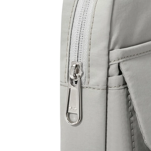 Dettaglio della cerniera in metallo SBS e del tessuto grigio sulla borsa per laptop