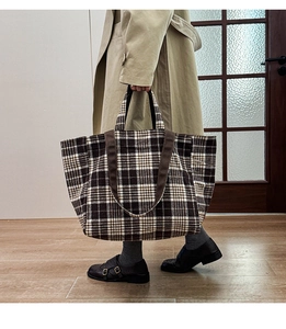 Détail du sac cabas à carreaux style britannique avec doubles anses et grand intérieur