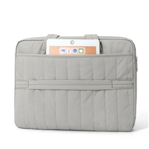 Dettaglio della borsa porta PC grigia con trapuntatura verticale e tasca per tablet