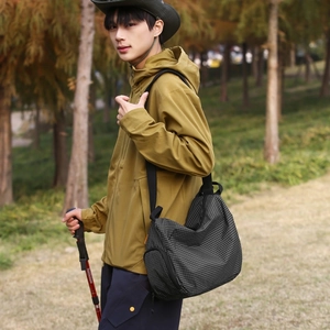 Détail d'un grand sac fourre-tout en toile à carreaux noirs en mode camping extérieur